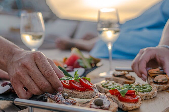 private-sunset-aperitif-on-a-boat-in-the-gulf-of-poets