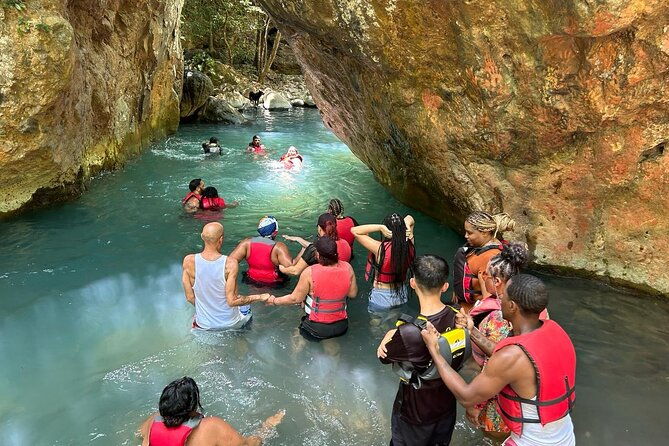 private-waterfall-tour-and-river-hike-in-la-leona-waterfall