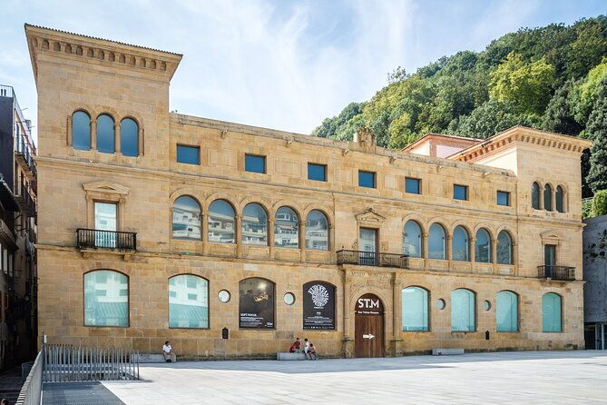 san-sebastian-old-town-exploration-game-and-tour