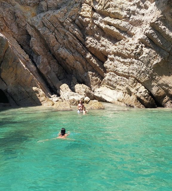 sesimbra-private-boat-tour-wild-beaches-secret-bays-caves