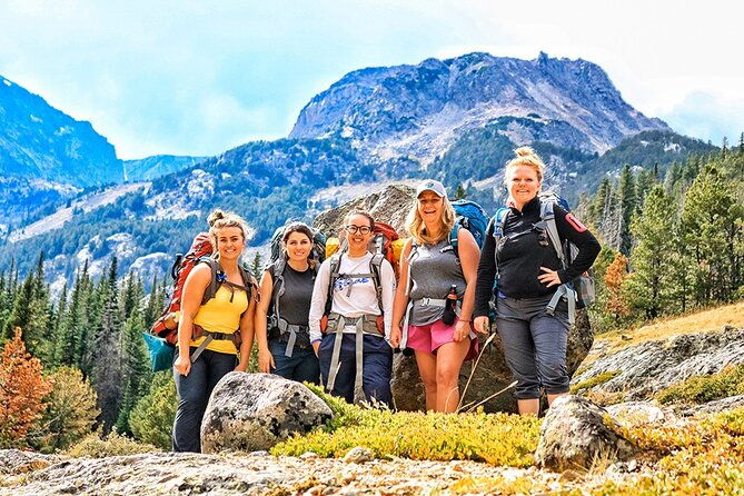 small-group-hiking-around-the-pinecrest-lake-trail