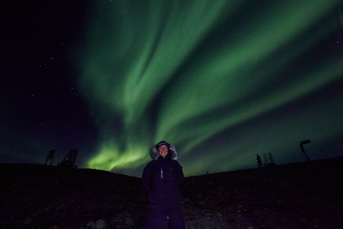 small-group-hunting-for-the-northern-lights-in-reykjavik-engrus