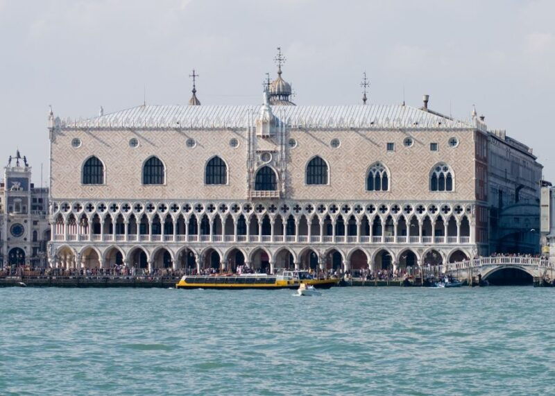 stroll-the-halls-of-doges-palace-on-a-guided-tour-in-venice