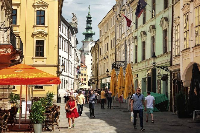 surprise-walk-of-bratislava-with-a-local