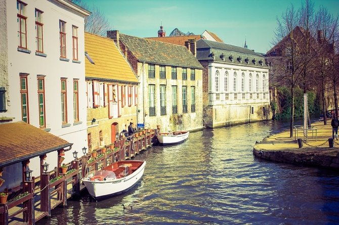 surprise-walk-of-bruges-with-a-local