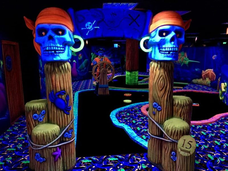 the-hague-glowgolf-glow-in-the-dark-indoor-minigolf