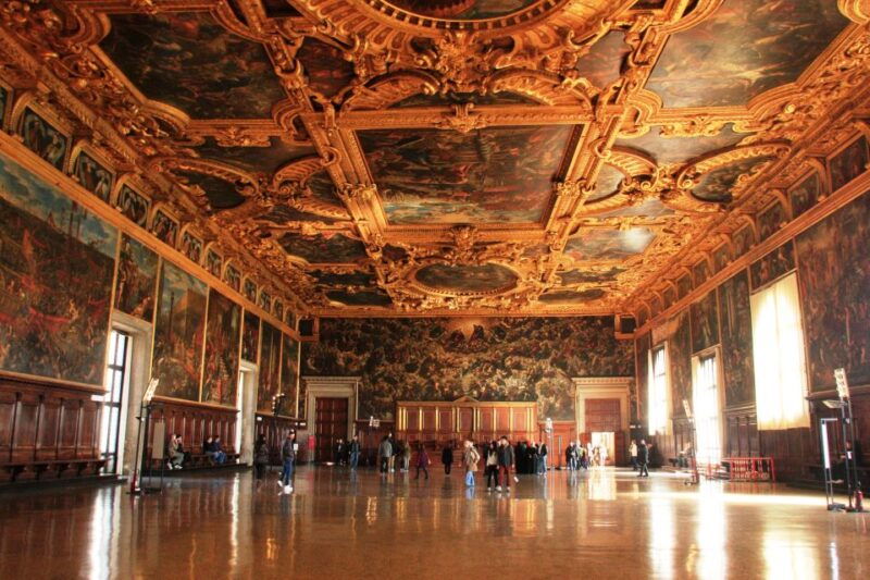 venice-doges-palace-bridge-of-sighs-small-group-tour