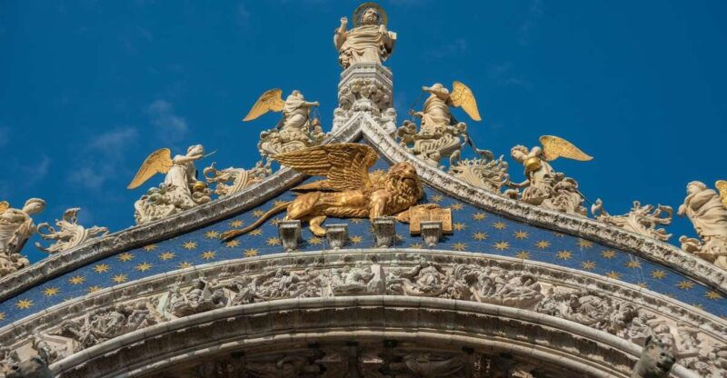 venice-doges-palace-with-st-marks-basilica-gondolas