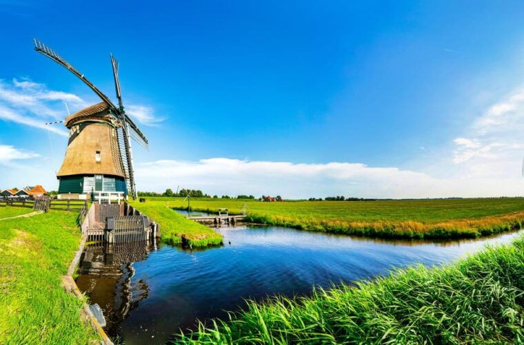 volendam-in-1-day-walking-tour-with-digital-guide