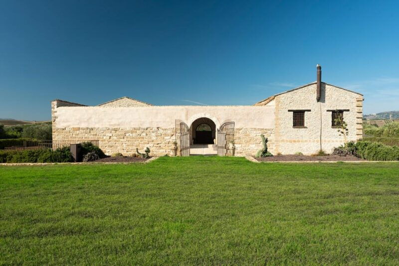 walk-in-the-vineyard-between-history-and-food-and-wine-in-alcamo-estate