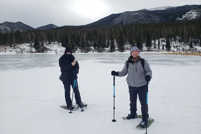 womens-snowshoeing-in-rocky-mountain-national-park-for-beginners