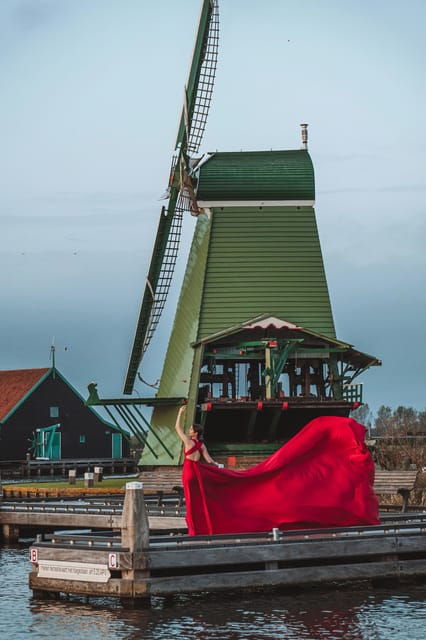 zaanse-schans-photoshoot-near-amsterdam-with-windmills