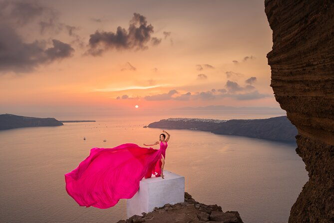 1-hour-flying-dress-photoshoot-in-santorini