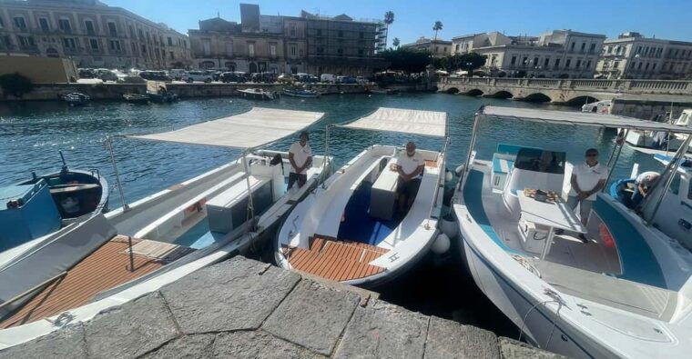 2-5-hour-boat-tour-ortigiasea-cavespillirinafruit-drink