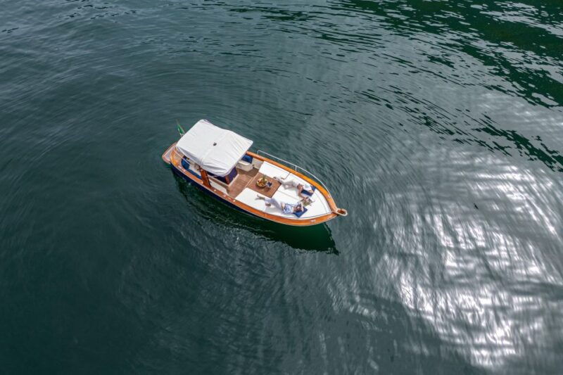 2-hours-private-boat-tour-on-como-lake-bellagio-wood-boat