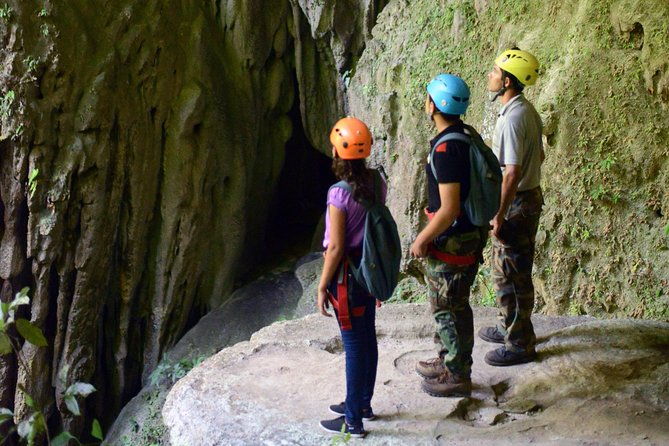 adrenaline-pumping-black-hole-drop-rappelling-at-ian-andersons-caves-branch
