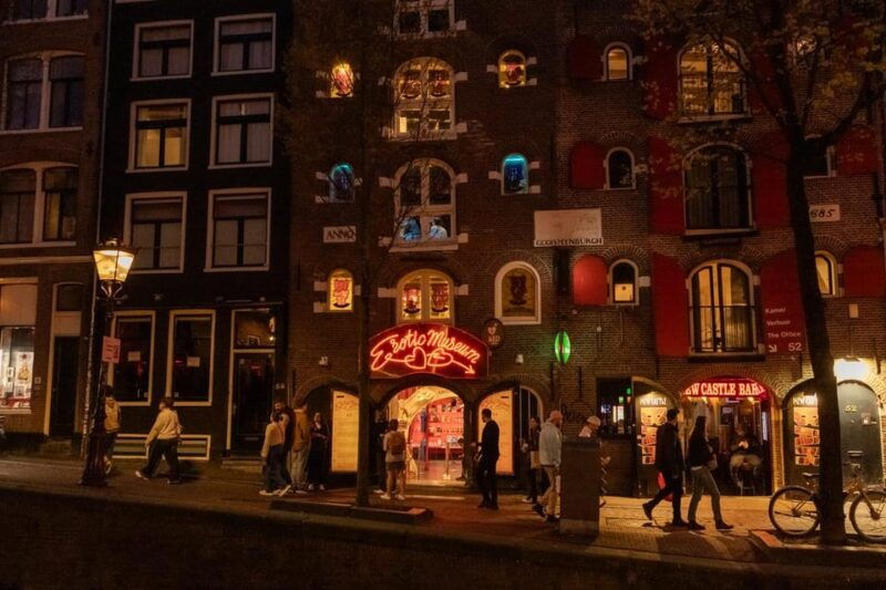 amsterdam-red-light-tour-exclusive-peep-show