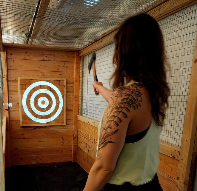 axe-throwing-60-minute-experience-2