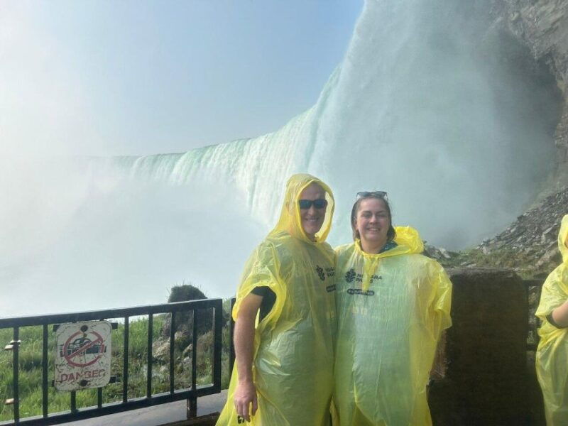 best-niagara-falls-guided-tour-behind-the-falls-boat-ride