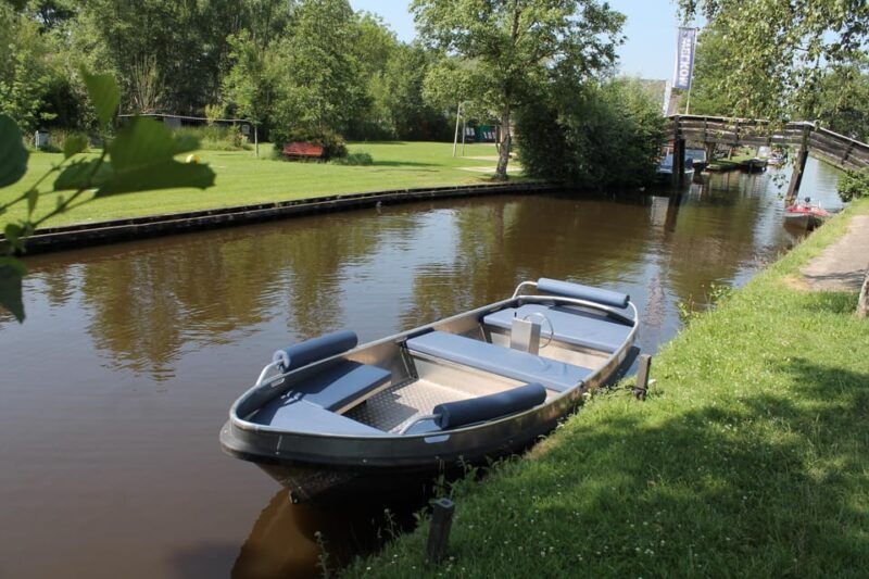 boatrental-2-hours-8-person-with-steeringwheel-and-cushions