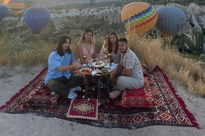 cappadocia-sunrise-breakfast-with-hot-air-balloons