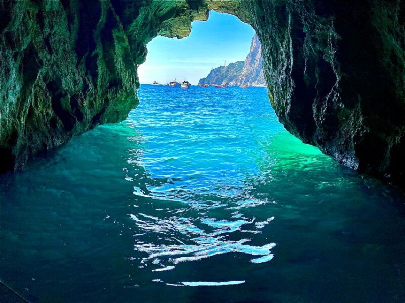 capri-tour-of-the-island-with-caves-and-faraglioni