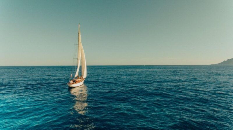 classic-yacht-sailing-in-cannes
