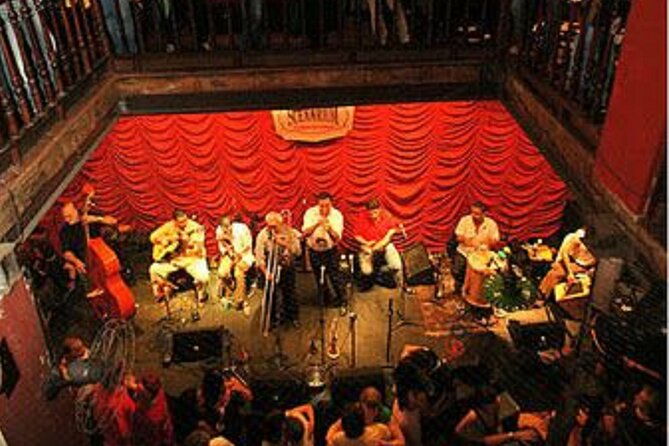 enjoy-a-live-show-in-an-antiquarian-soap-opera-scenario