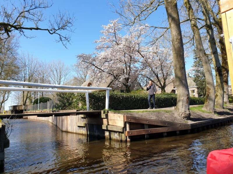from-amsterdam-giethoorn-day-trip-with-small-electric-boat