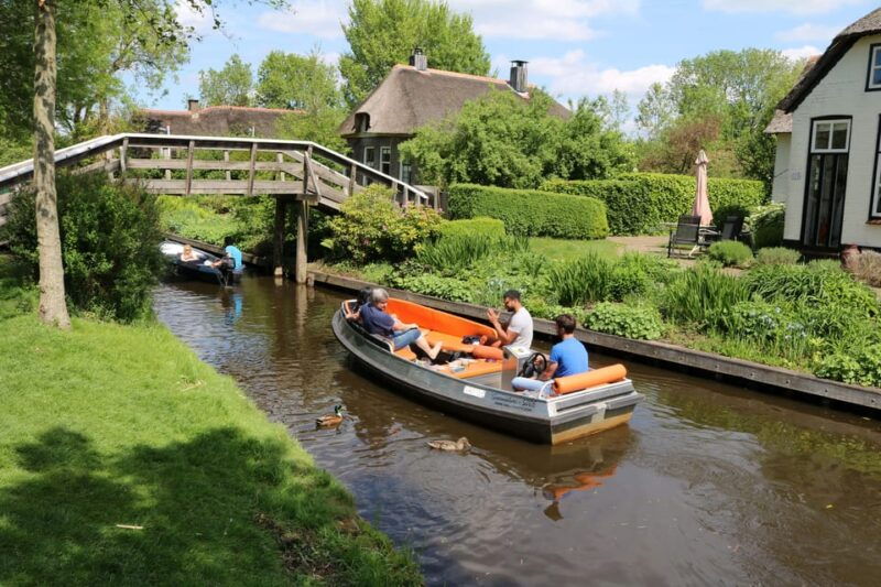 giethoorn-25-hours-7-persons-boat-steeringwheel-cushions