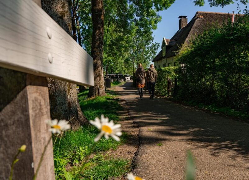 giethoorn-canal-cruise-tour-sightseeing-village