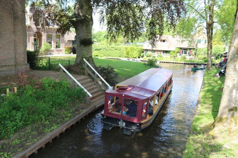 giethoorn-village-national-park-canal-cruise-with-coffee