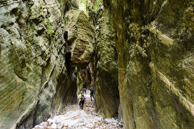hiking-in-ridomo-gorge-with-picnic
