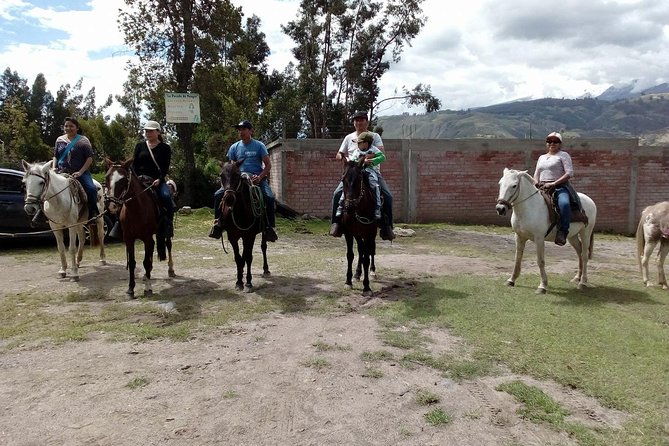 horse-riding-panoramic-mountain-view-in-private-cordillera-blanca