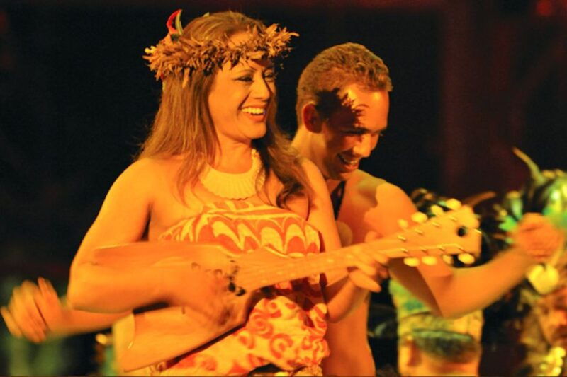 kauai-buffet-dinner-with-open-bar-and-luau-kalamaku-show