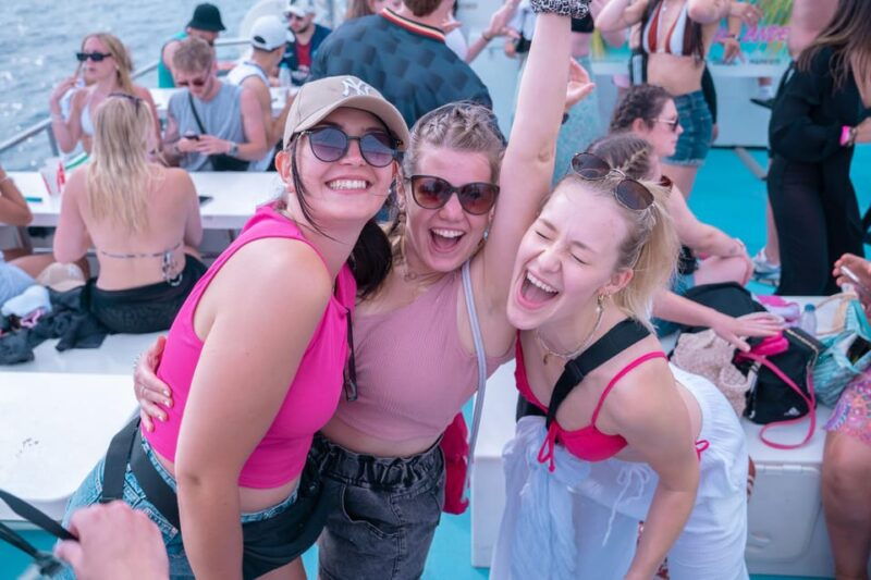mallorca-boat-party-with-dj-buffet-and-entertainment
