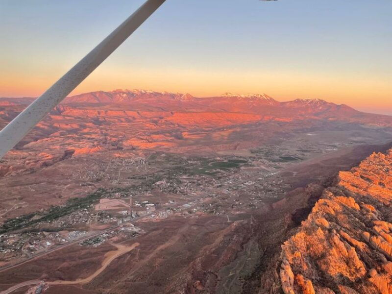 moab-canyonlands-national-park-morning-or-sunset-plane-tour
