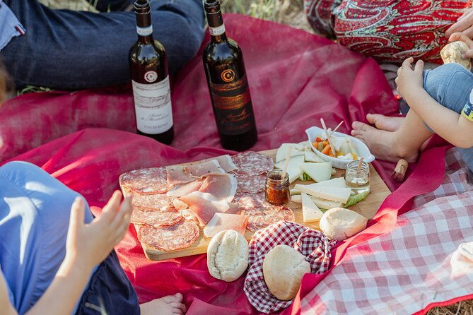 montalcino-exclusive-picnic-in-the-vineyard-with-wine-basket