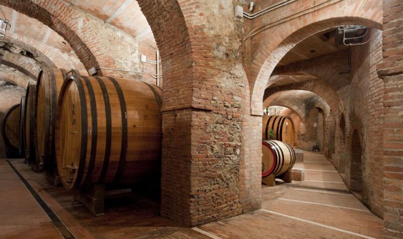 montepulciano-wine-tasting-lunch-in-a-typical-winery-2