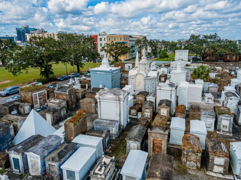 new-orleans-walking-tour-inside-st-louis-cemetery-no-1