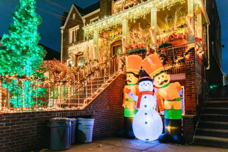 nyc-dyker-heights-christmas-lights-skyline-view-bus-tour