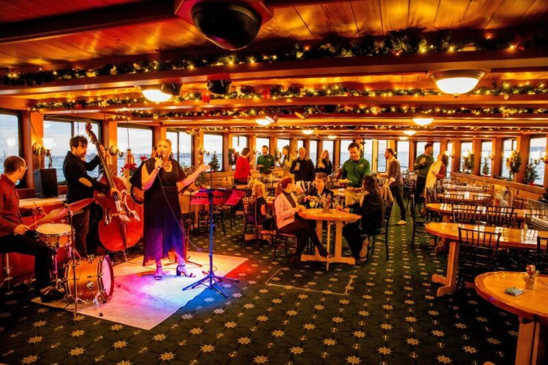 nyc-holiday-yacht-cruise-with-jazz-cocoa-carols