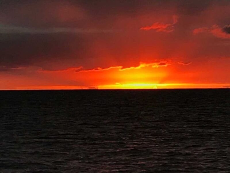 oahu-sunset-sailing-in-small-intimate-groups