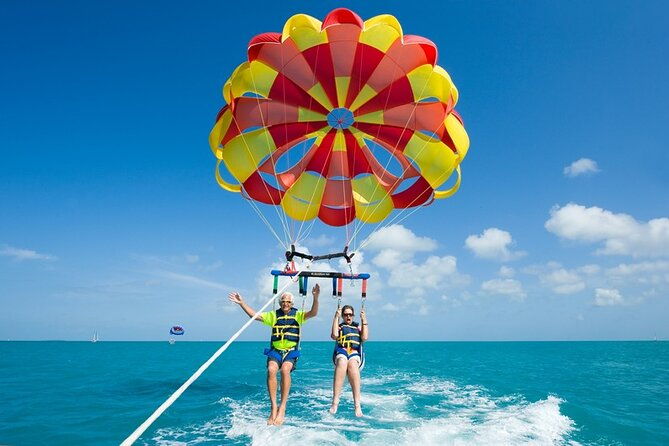 parasailing-on-the-sea-of-7-colors-of-san-andres