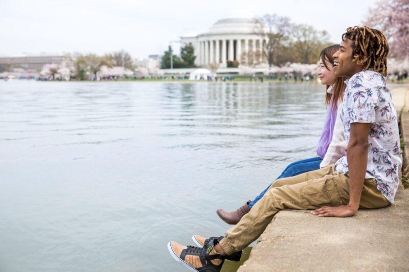 peaceful-family-walking-tour-in-washington