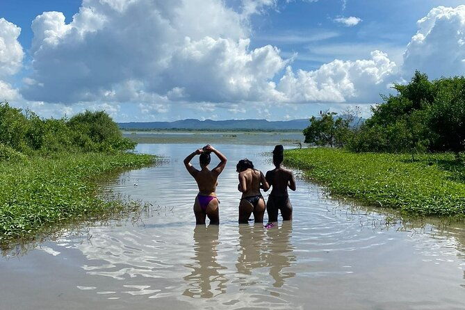 play-in-the-mud-of-the-totumo-volcano-and-try-a-typical-lunch