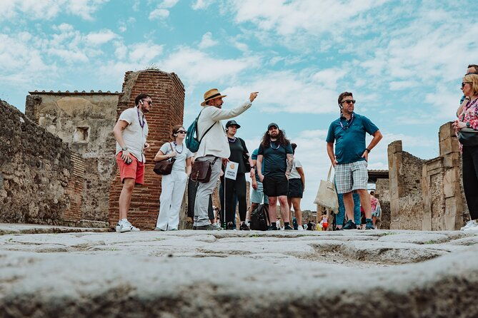 pompeii-archaeological-small-group-tour-for-15-people