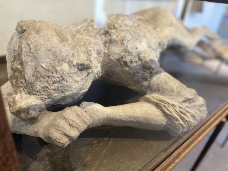 pompeii-guided-tour-with-archaeologist-with-max-12-people