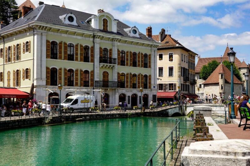 private-2-hour-walking-tour-of-annecy-with-official-guide