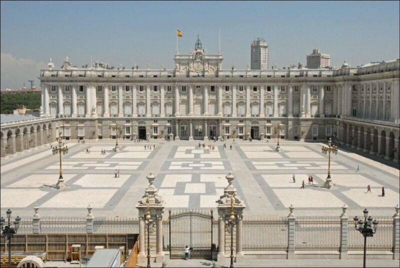 private-guided-tour-royal-palace-royal-collections-gallery